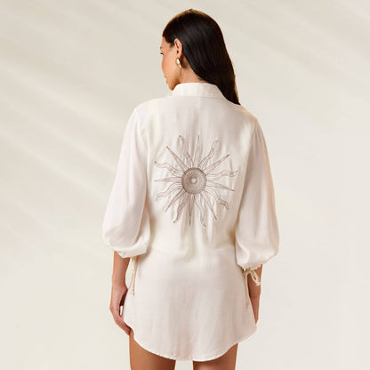 Camisa em Viscose Slub branca com estampa de sol no verso e mangas bufantes