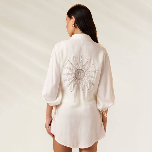 Camisa em Viscose Slub branca com estampa de sol no verso e mangas bufantes