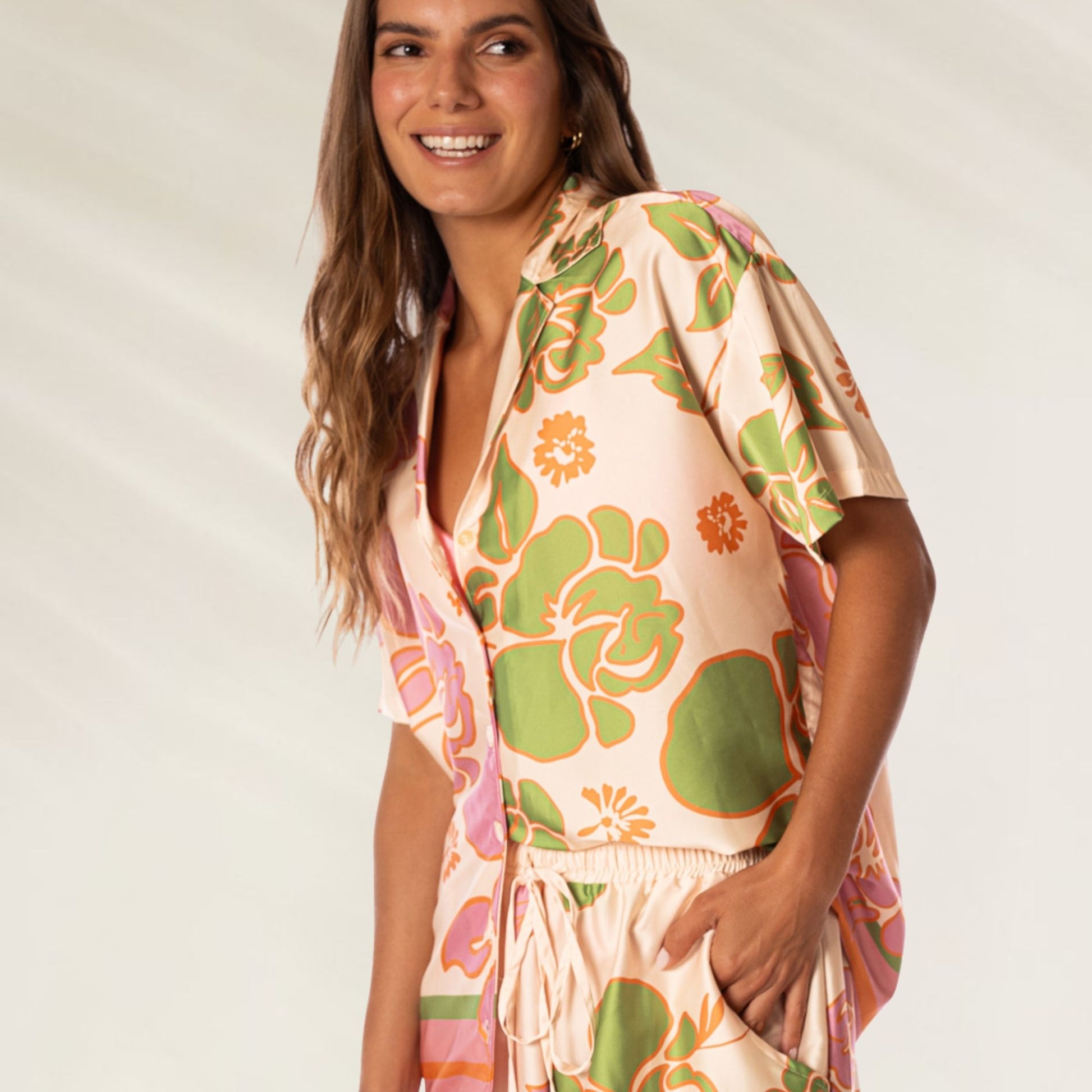 Camisa Floral Floating Blooms da Maaji com estampa colorida e corte leve, ideal para o verão