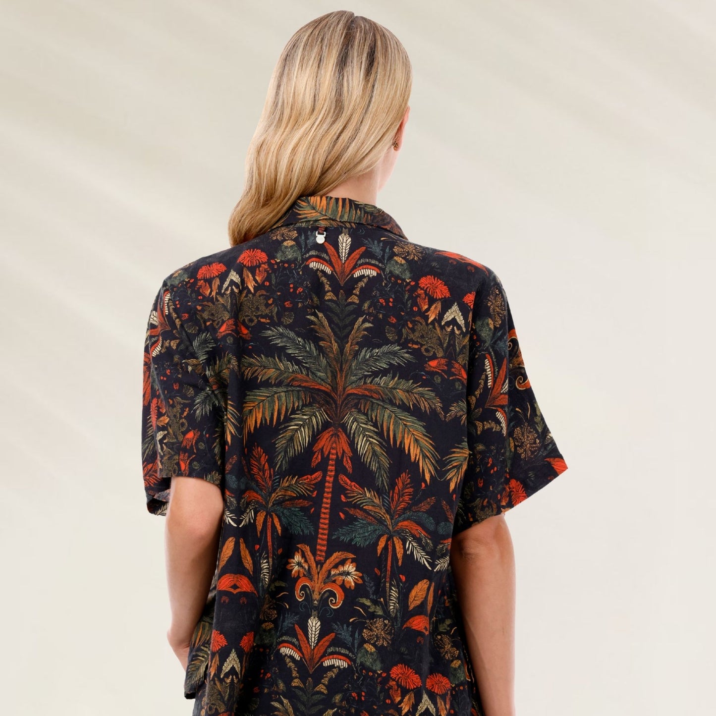 Camisa Jade Oasis Twyla com estampa tropical vibrante, ideal para o verão