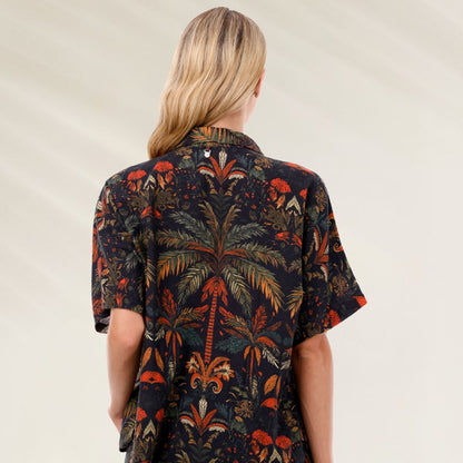 Camisa Jade Oasis Twyla com estampa tropical vibrante, ideal para o verão