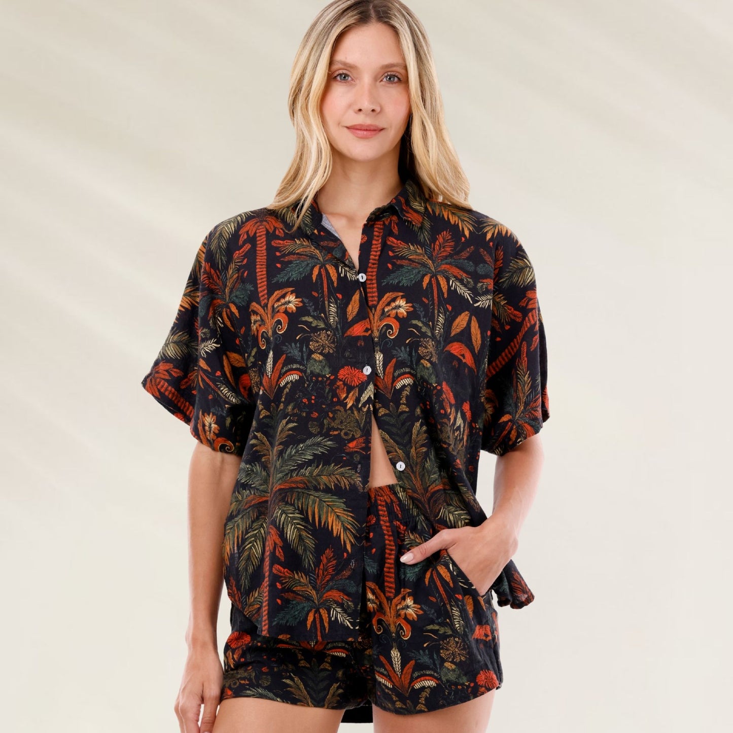 Camisa Jade Oasis Twyla com estampa tropical vibrante e botões frontais para um look casual elegante