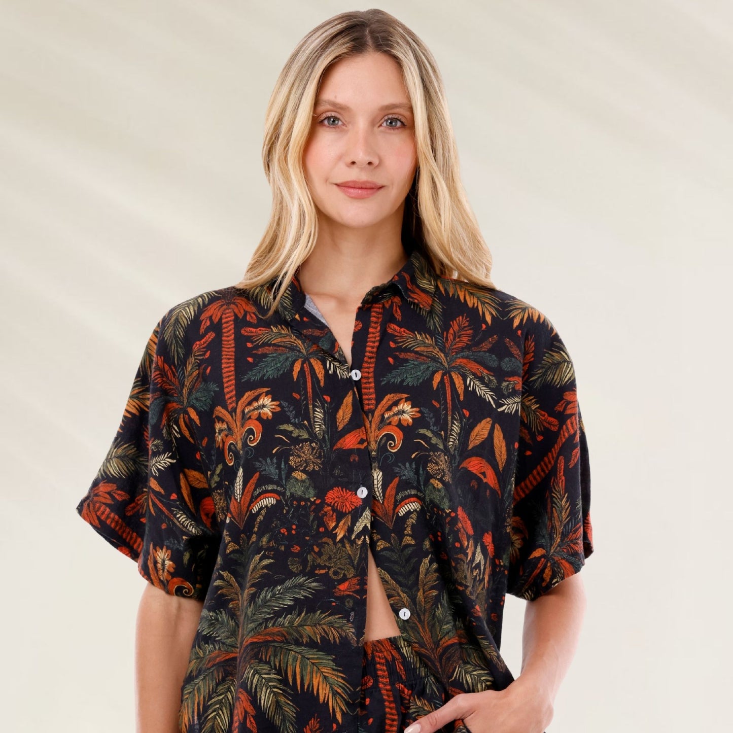 Camisa Jade Oasis Twyla com estampa floral vibrante e botões frontais para um estilo moderno