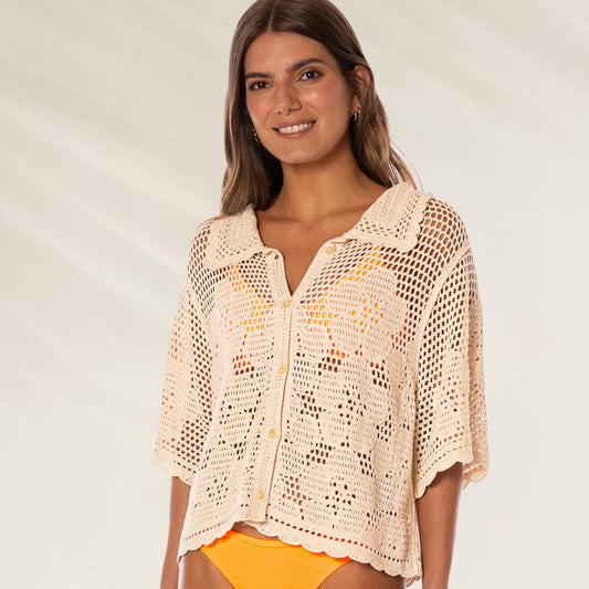 Camisa Macramé Ethereal da Maaji em tom bege com design de crochê e botões frontais