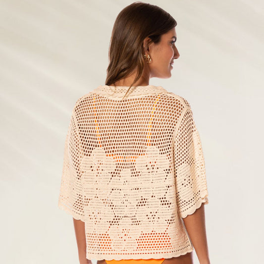 Camisa Macramé Ethereal em tom claro com design aberto e manga curta para um visual leve e arejado.
