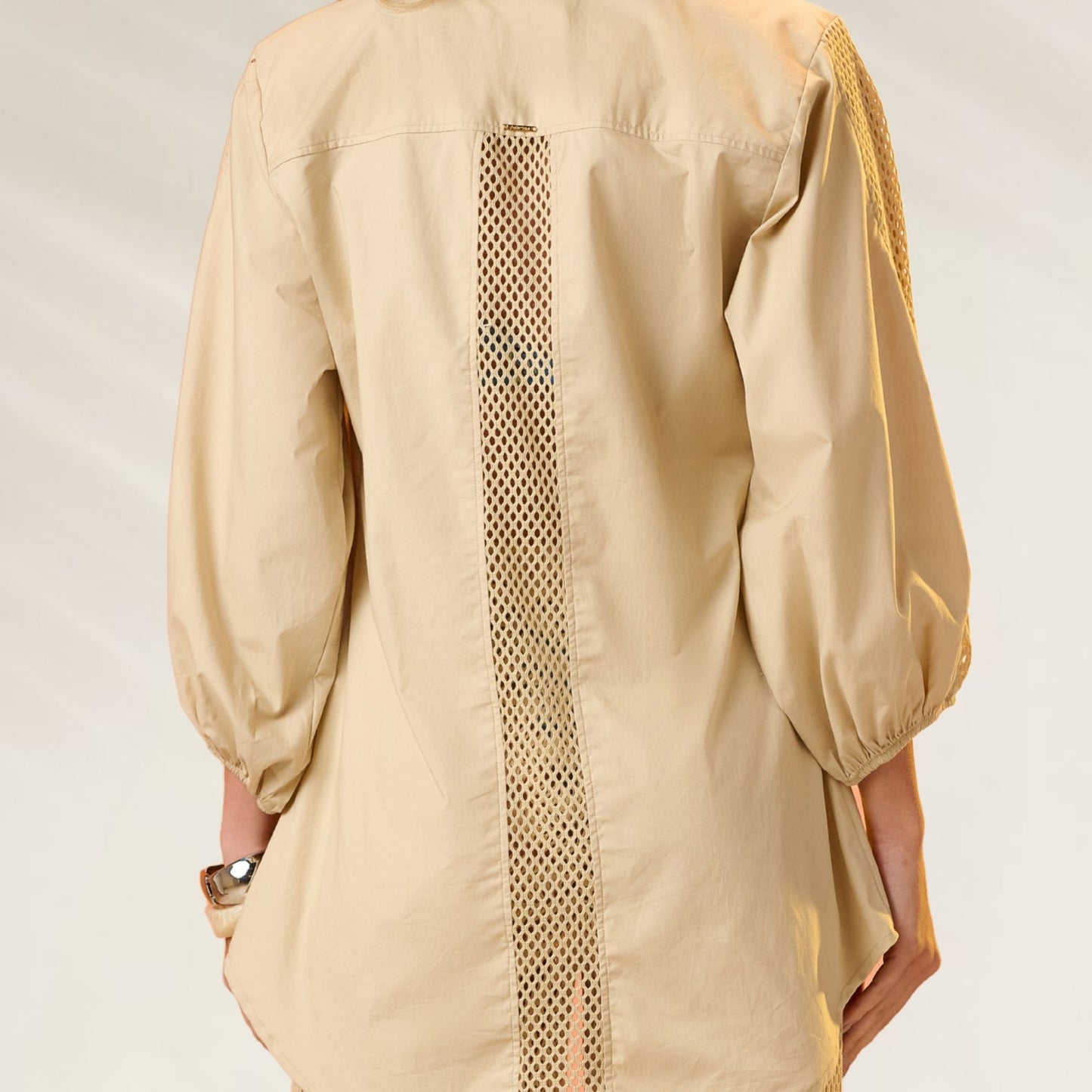 Camisa Debrisa Bege com Detalhe em Rede nas Costas e Mangas Bufantes para Estilo Casual