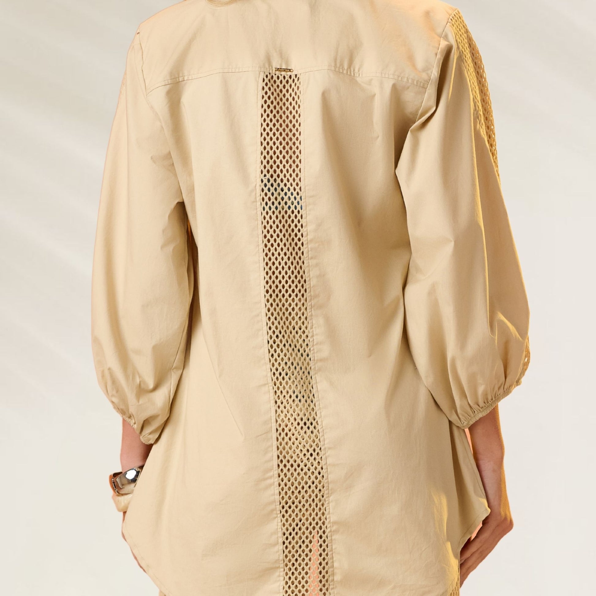 Camisa Debrisa Bege com Detalhe em Rede nas Costas e Mangas Bufantes para Estilo Casual