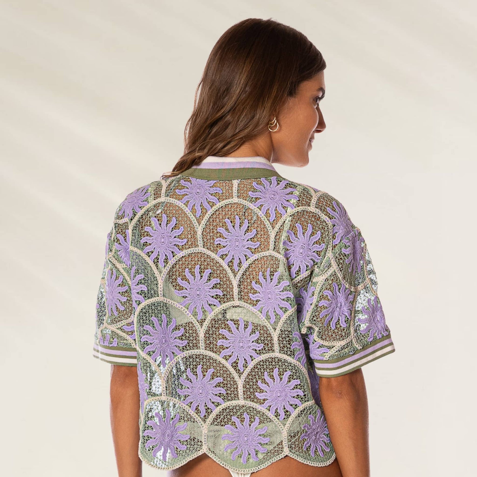 Camisa Solene Estampada Cropped da Maaji com detalhes em brilho e estampa floral nas costas