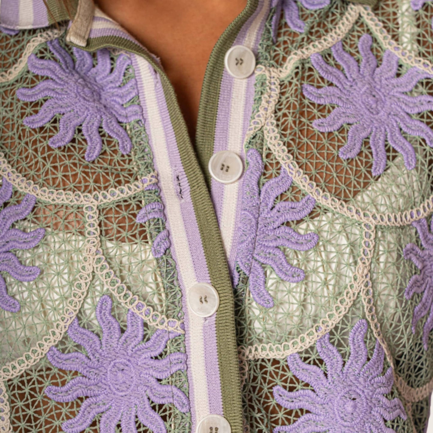 Camisa Solene Estampada Cropped com detalhes em rendas e bordados coloridos para um look trendy