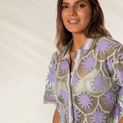 Camisa Solene Estampada Cropped da Maaji com estampas coloridas e design leve e moderno