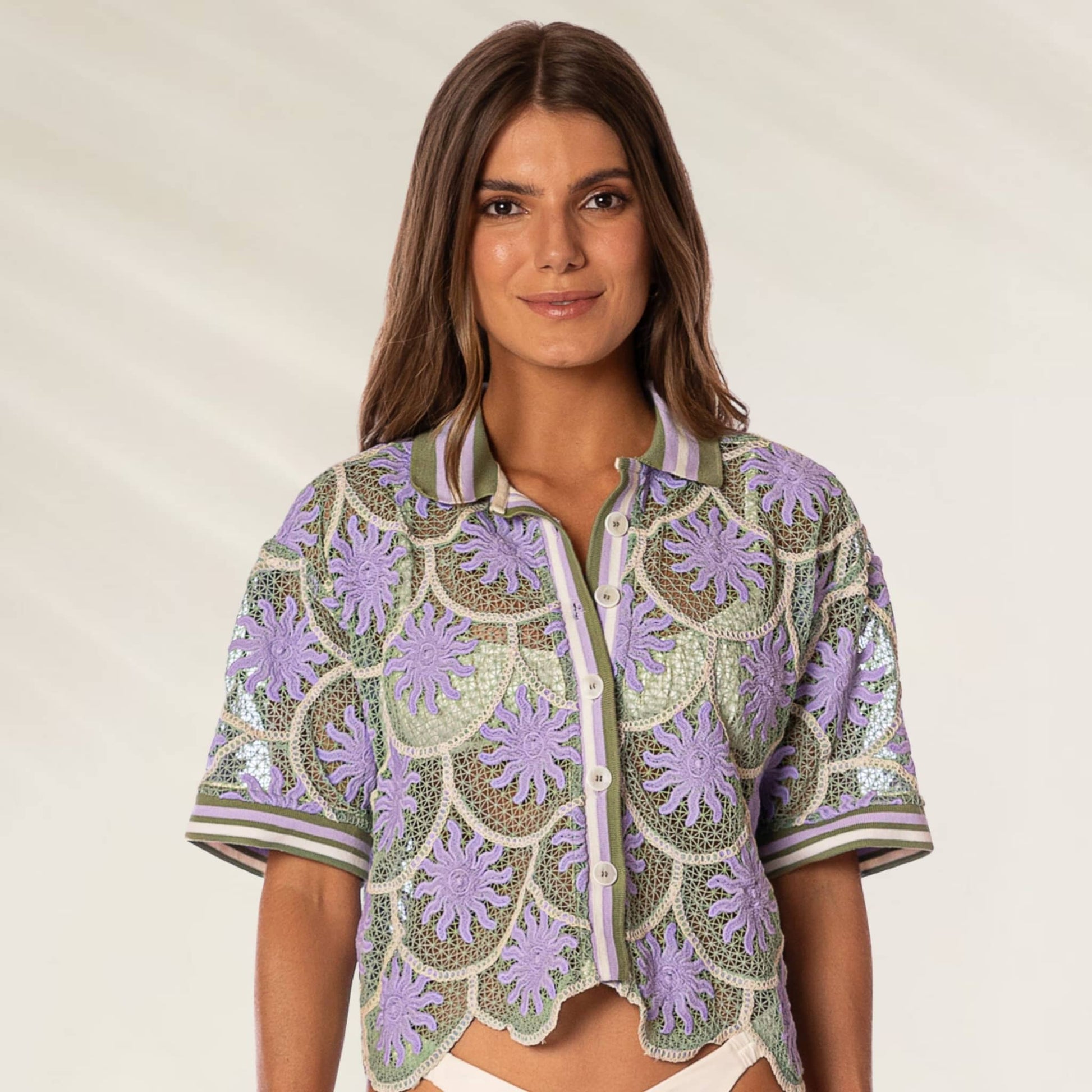 Camisa Solene Estampada Cropped da Maaji com detalhes em cores suaves e design elegante