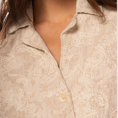 Camiseiro Curto Garden Donut em tom neutro com detalhes texturizados e botões clássicos