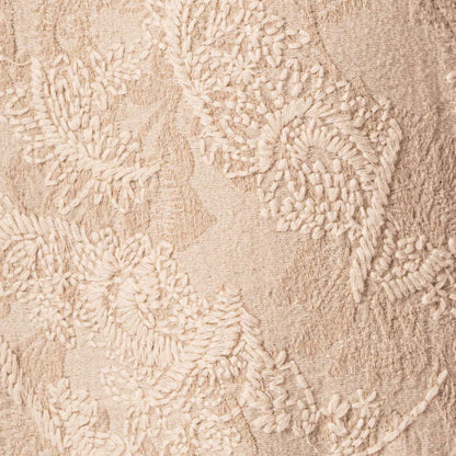 Detalhe da textura da Camiseiro Curto Garden Donut da Maaji com bordado delicado em tom neutro