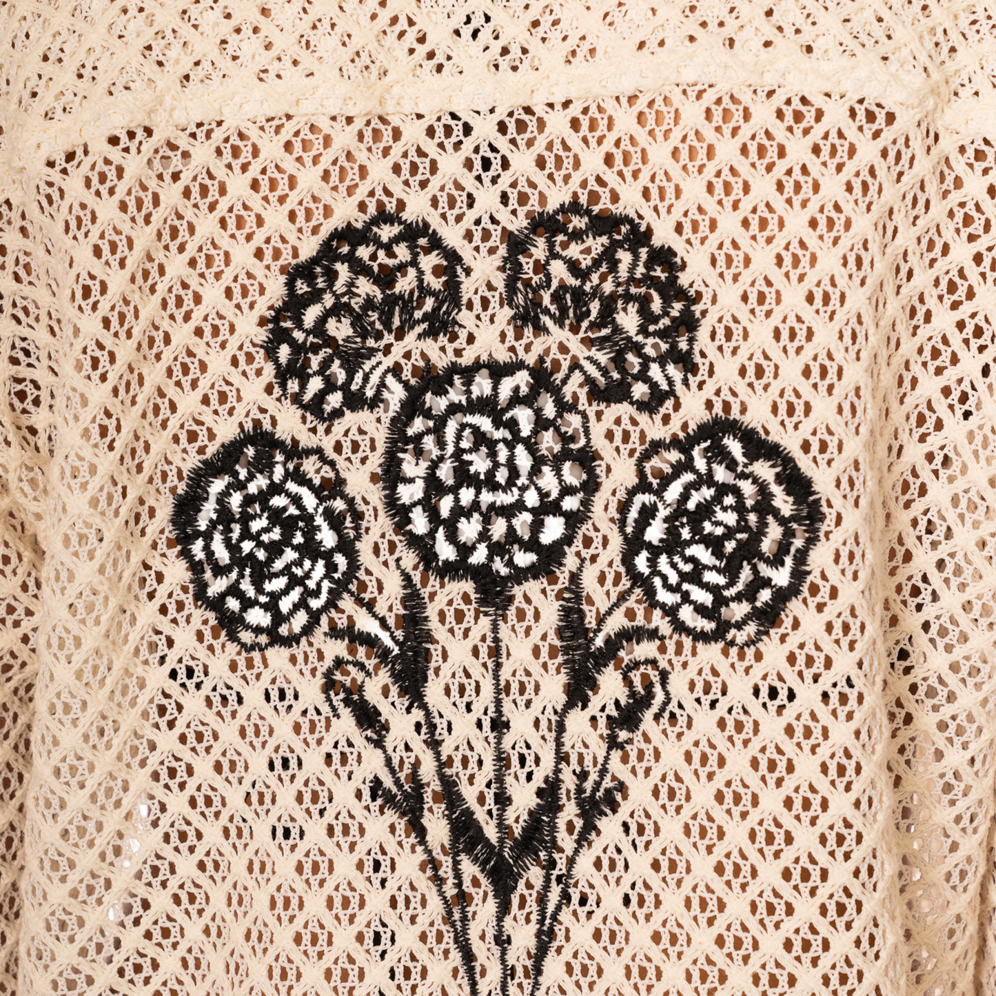 Camiseiro Longo Lunia da Maaji com bordado floral elegante em tom neutro