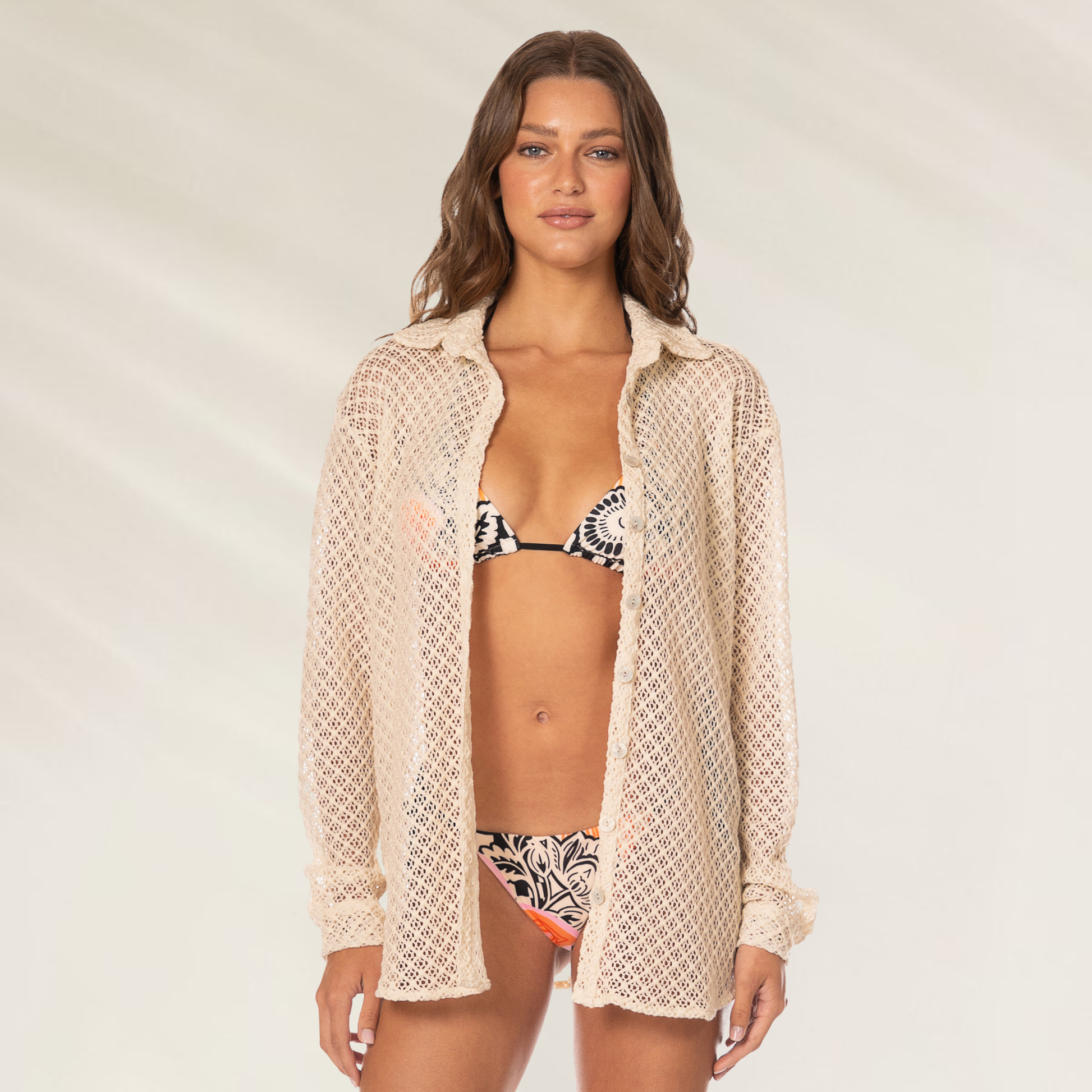 Camiseiro Longo Lunia da Maaji em tom neutro, ideal para looks de praia e sobre traje de banho