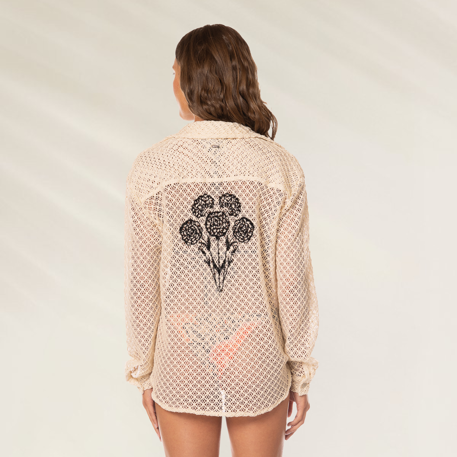 Camiseiro Longo Lunia da Maaji com estampa de flores na parte de trás em tecido leve e arejado