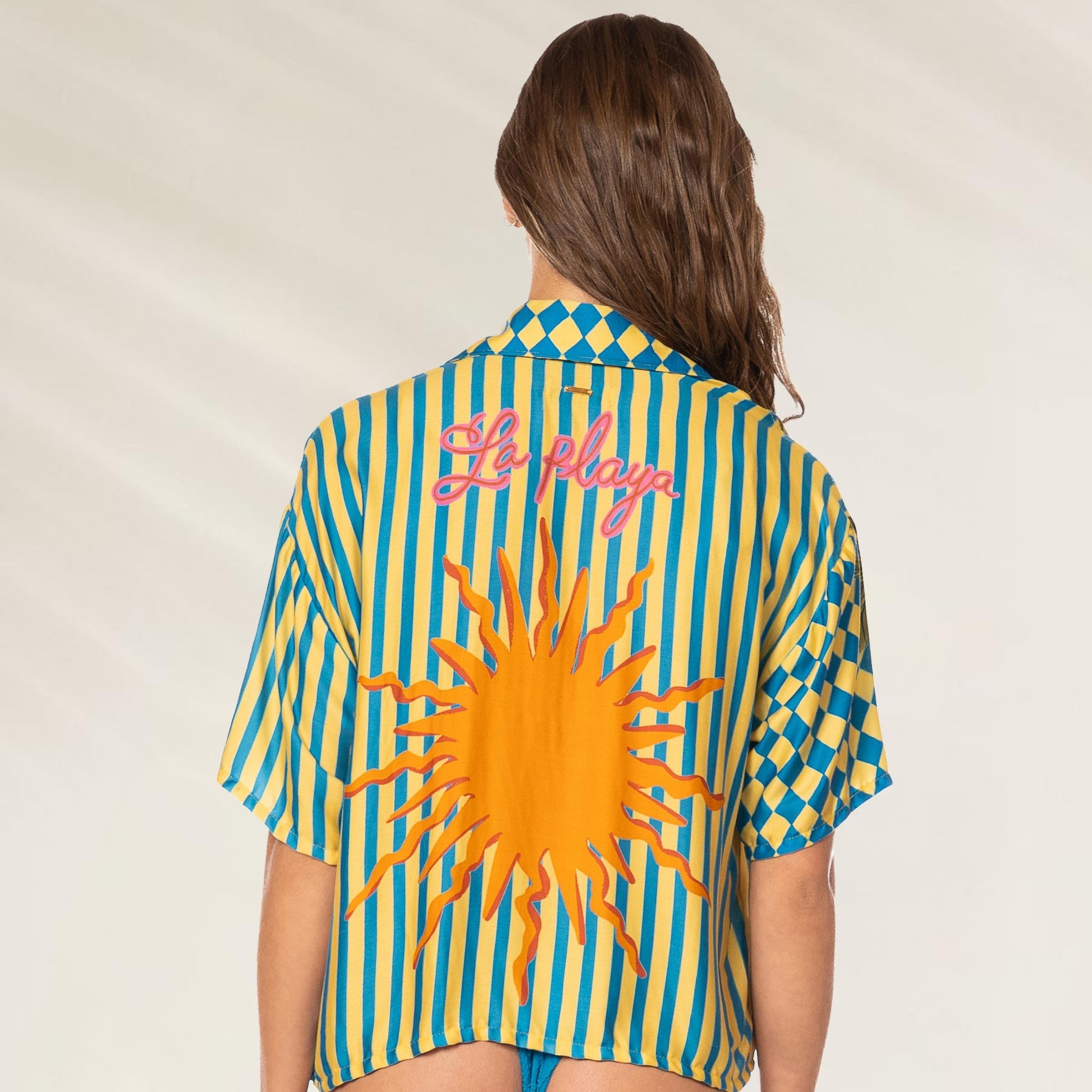 Camiseiro Tropic Camouflage Octavia da Maaji com estampa de sol nas costas e listras coloridas