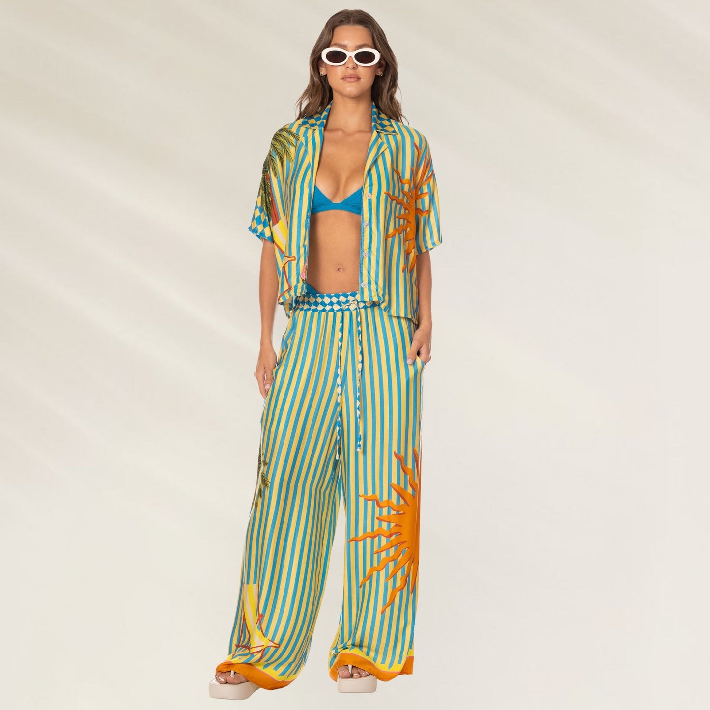 Camiseiro Tropic Camouflage Octavia da Maaji em estampa listrada com sol e corte leve