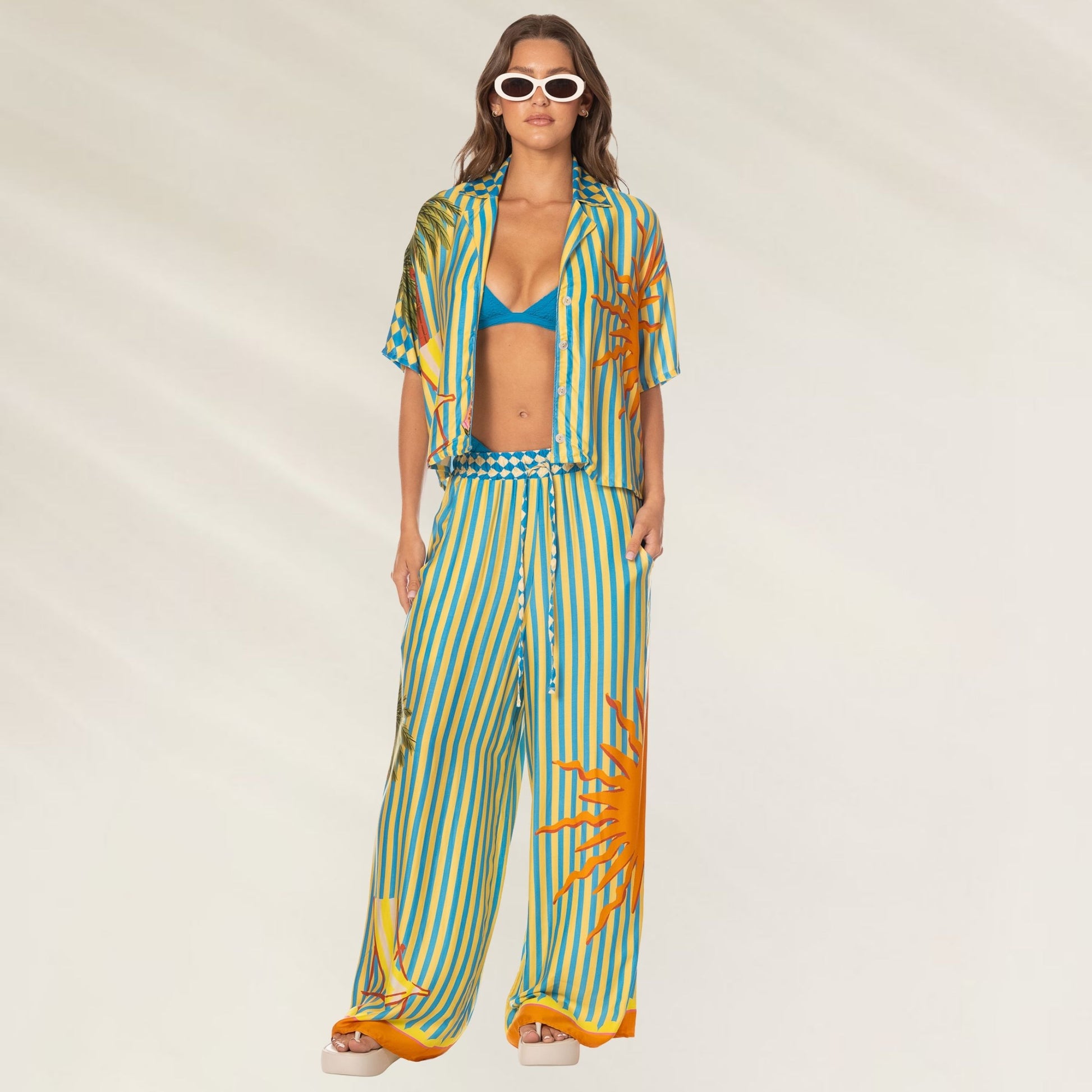 Camiseiro Tropic Camouflage Octavia da Maaji em estampa listrada com sol e corte leve