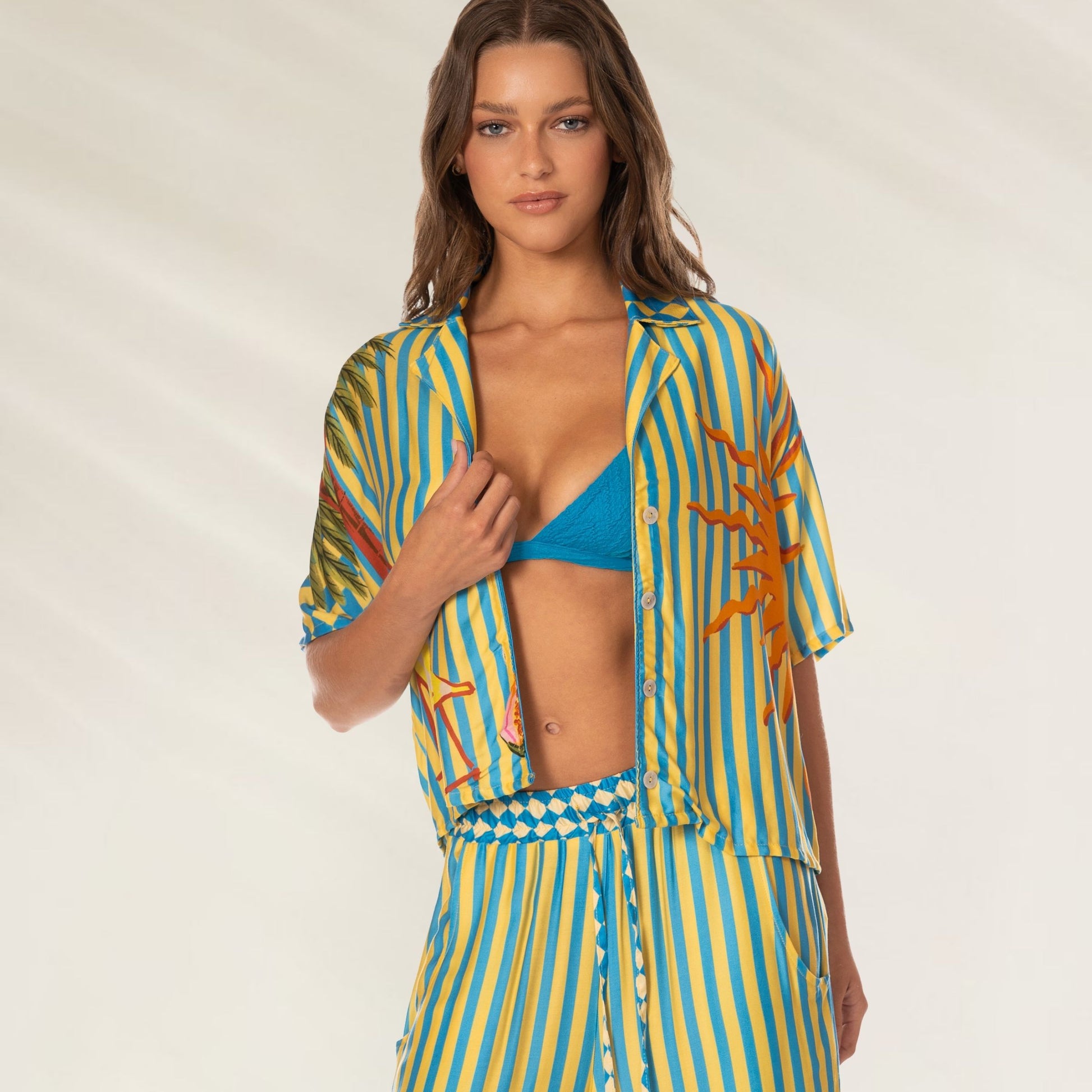 Camisa Maaji Camiseiro Tropic Camouflage Octavia em azul e amarelo com estampa vibrante para o verão
