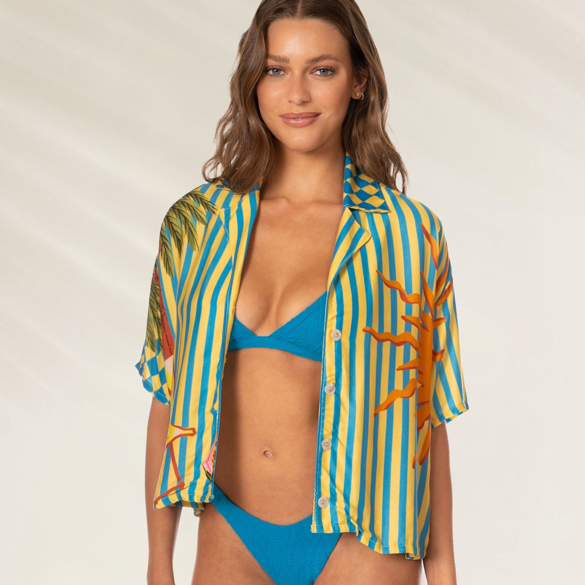 Camisa Maaji Camiseiro Tropic Camouflage Octavia em cores vibrantes com estampa tropical