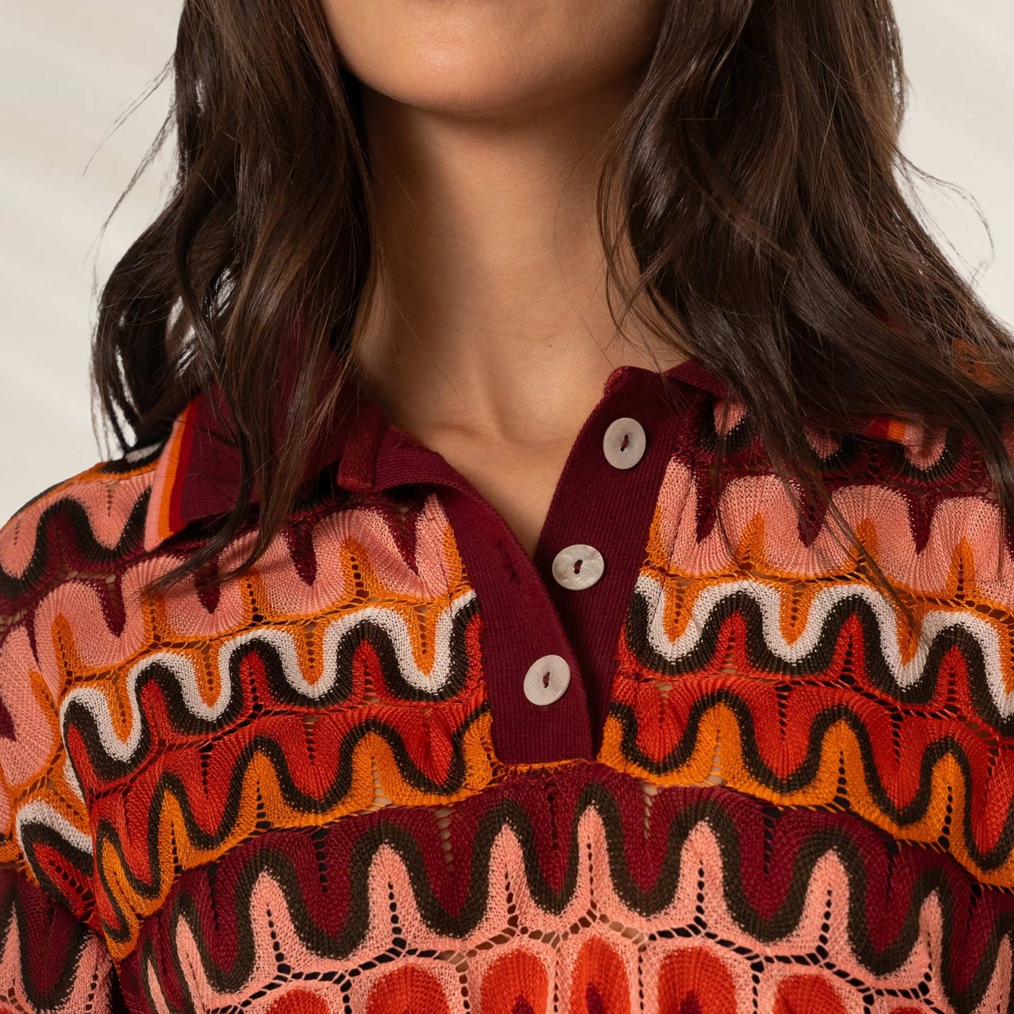 Camisola Padrão Tropical Oversize da Maaji com detalhes vibrantes e gola com botões