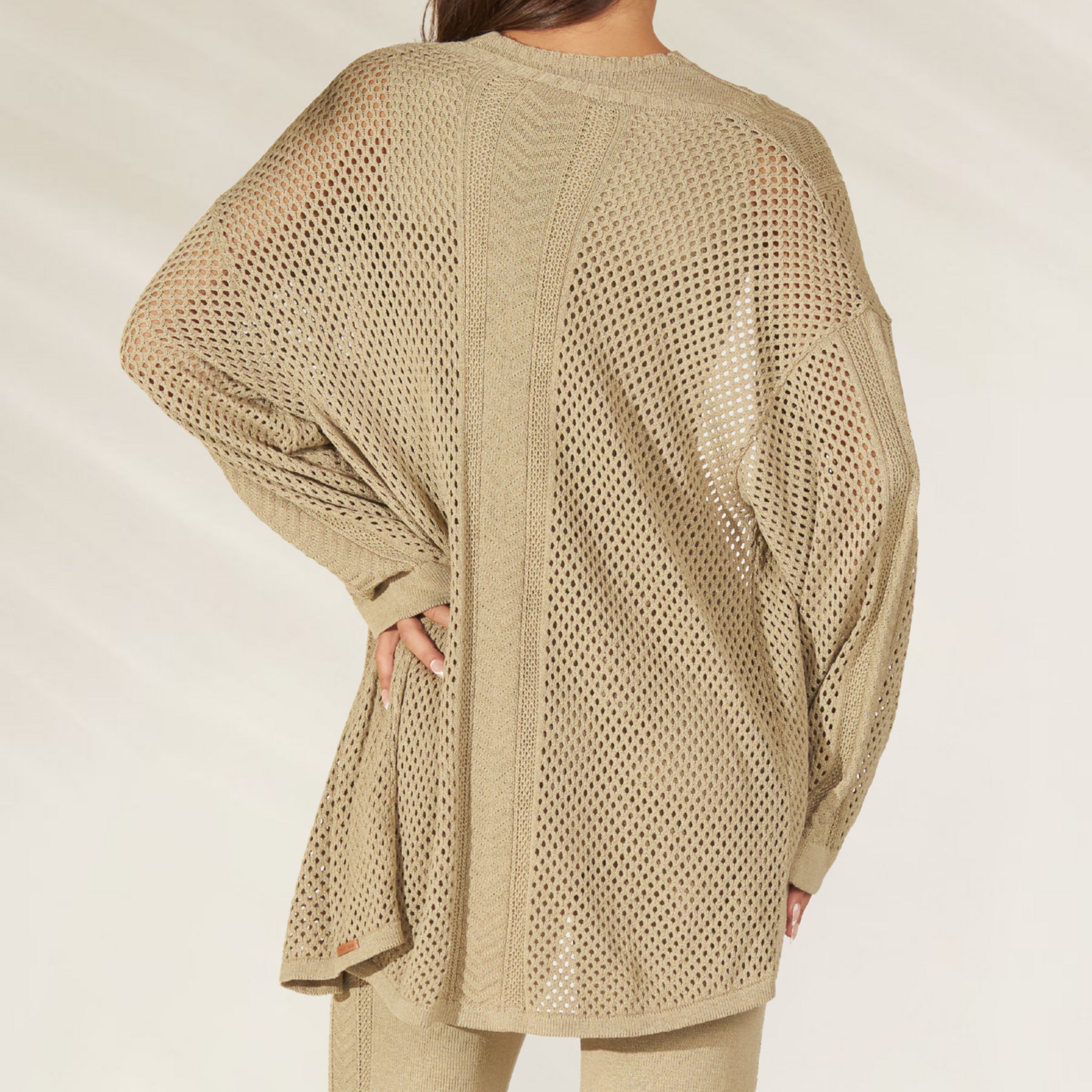 Cardigan Debrisa tricot modal Ocre com design solto e detalhes em tramas para conforto e estilo
