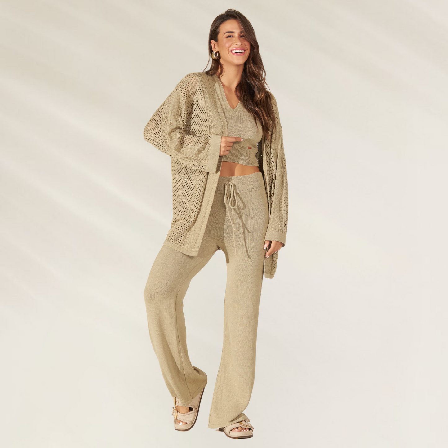 Conjunto de loungewear feminino com Cardigan Debrisa tricot modal Ocre e calça leve para conforto em casa