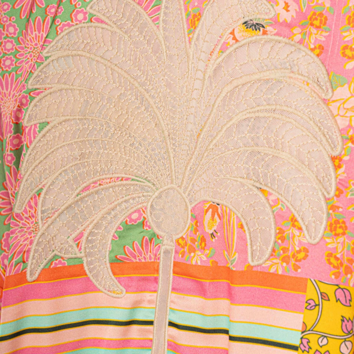 Casaco Boho Damask Flavie com estampa vibrante e detalhes florais em cores alegres