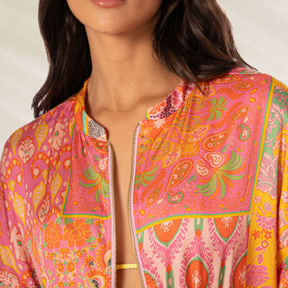 Casaco Boho Damask Flavie da Maaji em tons vibrantes com estampas florais e detalhes coloridos