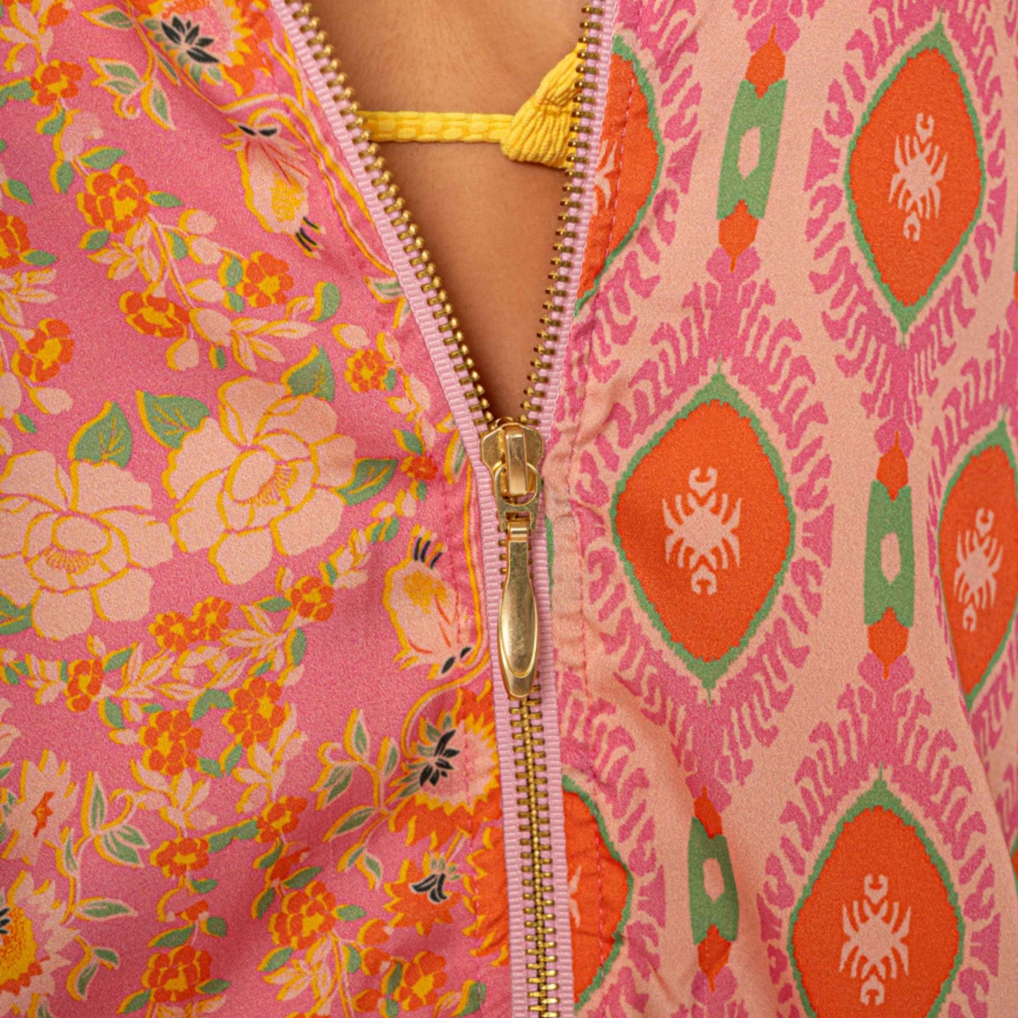 Detalhe do Casaco Boho Damask Flavie em estampa vibrante com zíper e flores coloridas