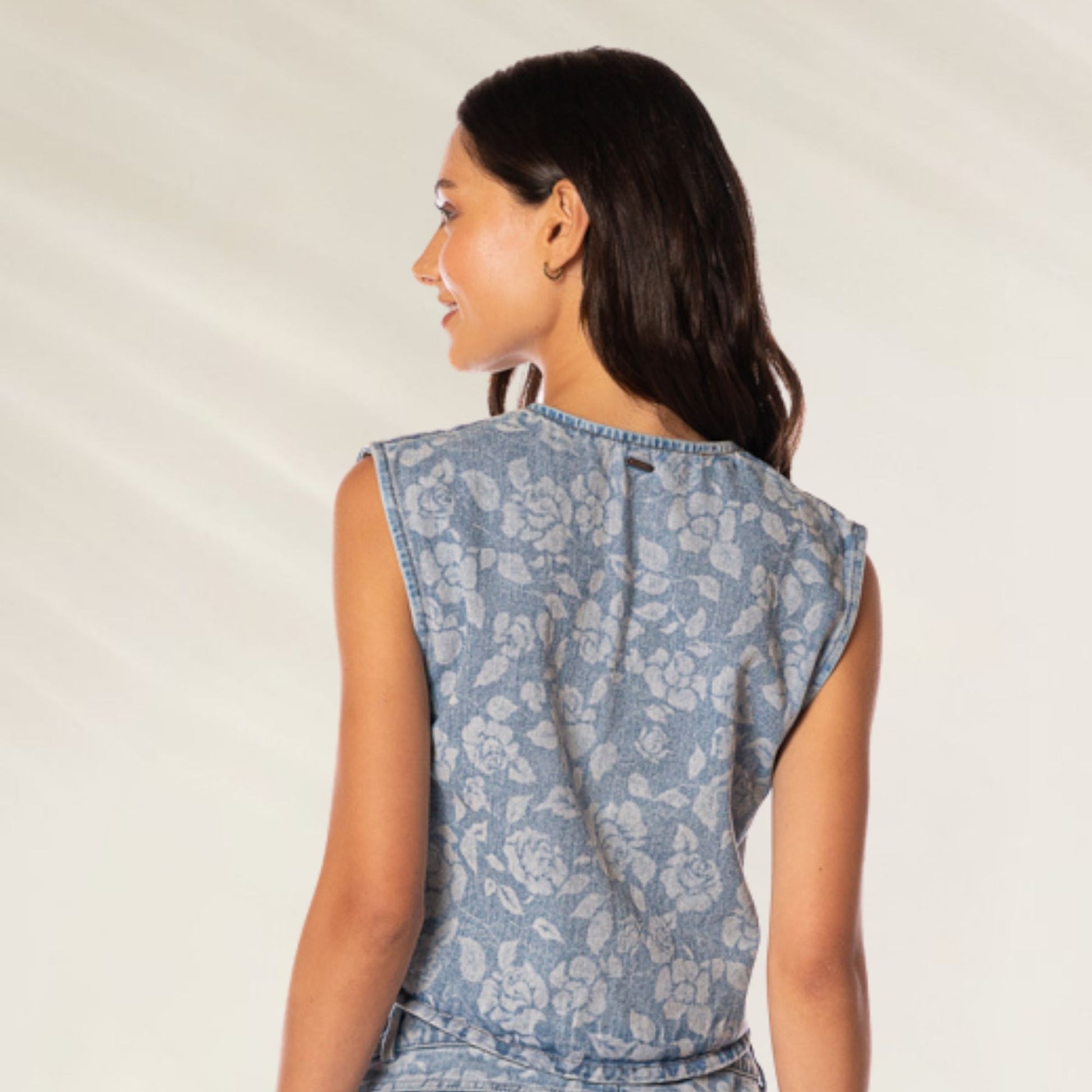 Colete Floral Denim Blushing Petals com estampa de flores e design leve para um look casual e estiloso