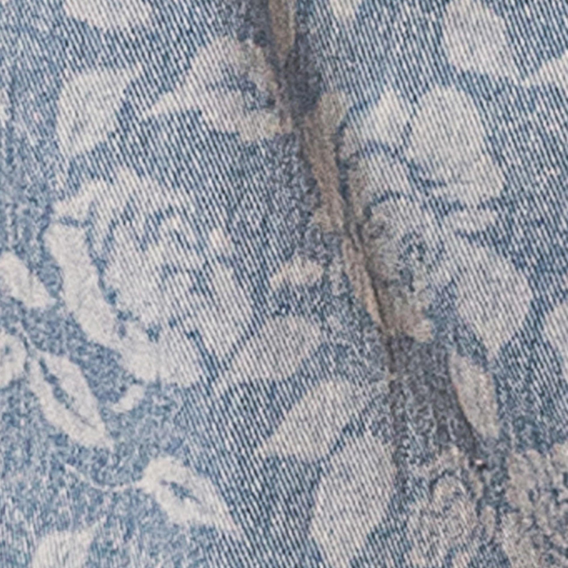 Detalhe do Colete Floral Denim Blushing Petals com estampa de flores em tecido jeans claro