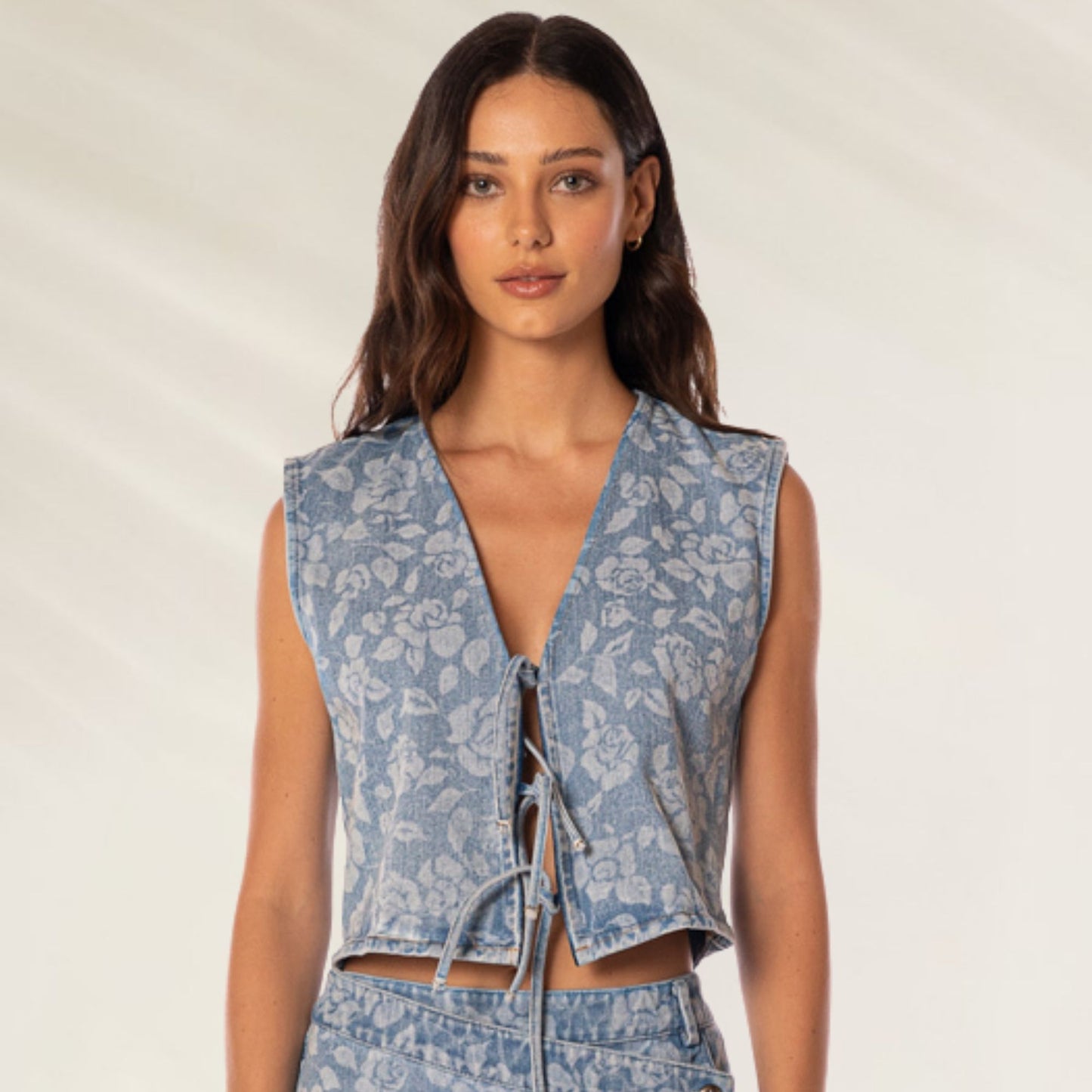 Colete Floral Denim Blushing Petals da Maaji, com design leve e detalhes florais para um visual moderno