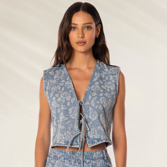 Colete Floral Denim Blushing Petals da Maaji, com design leve e detalhes florais para um visual moderno