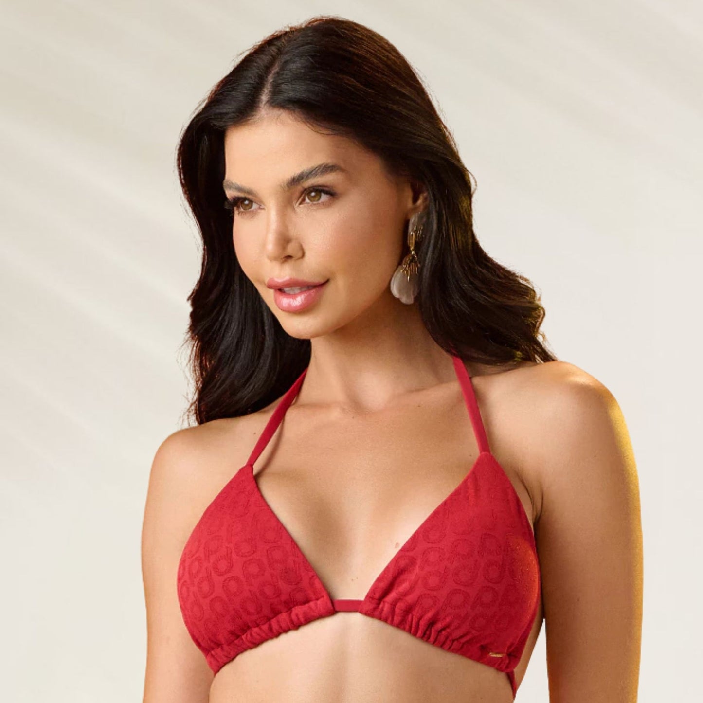Conjunto Biquíni com Top Triângulo e Cueca Asa Delta na cor vermelha com detalhe de textura