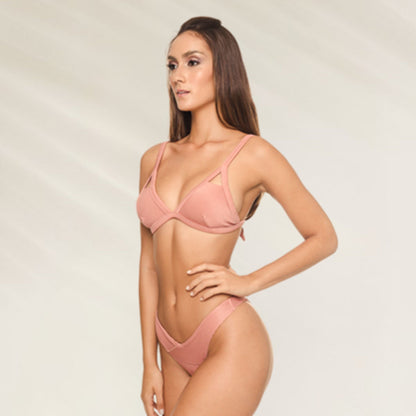 Conjunto de Biquíni Texturado em tom rosa com detalhe de alças e design elegante