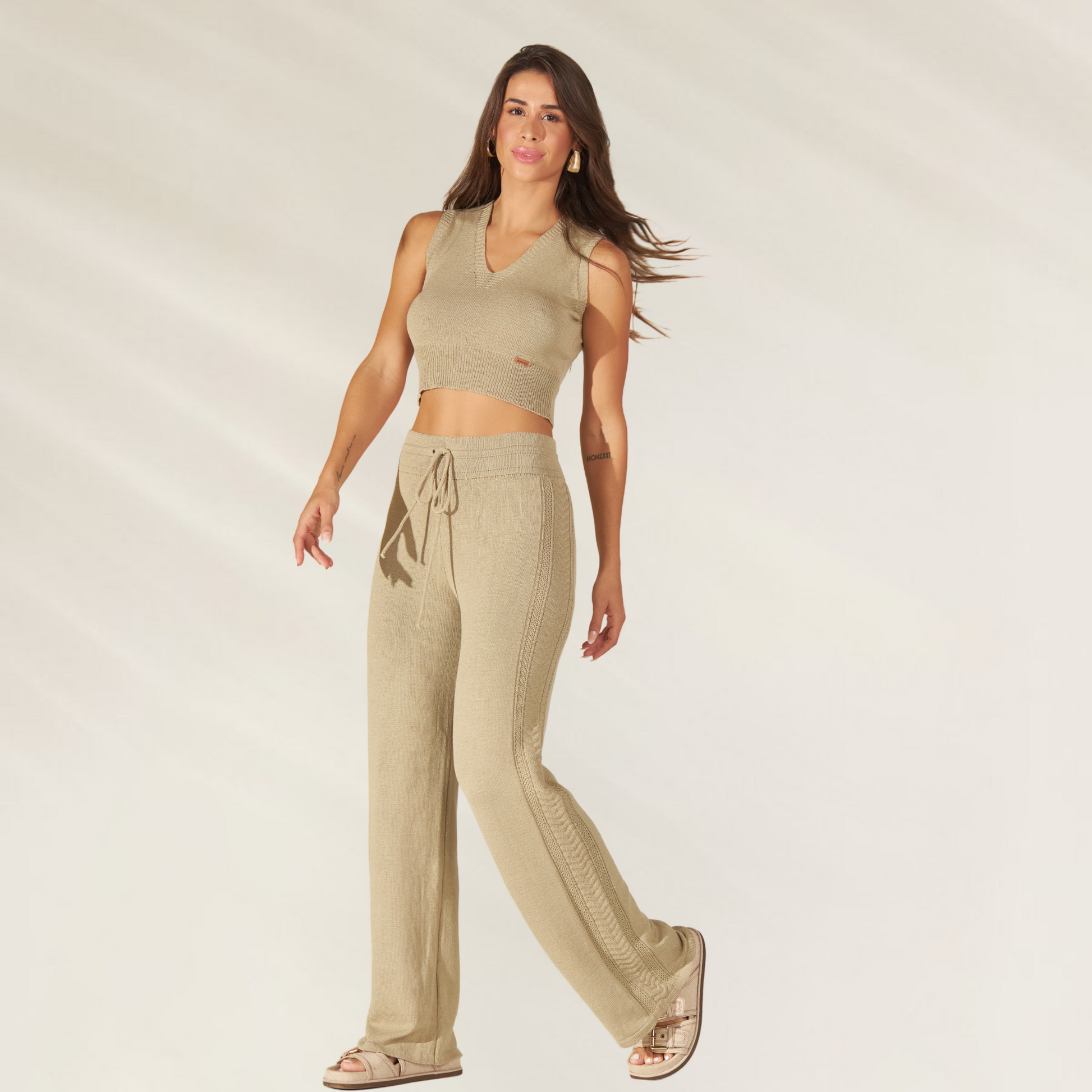 Conjunto de tricot modal Ocre, confortável, com top e calça retas, ideal para momentos de relaxamento