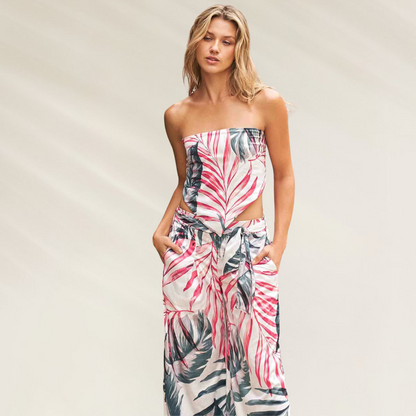 Modelo usando Calça Longa Refined Resort Cosita Linda com estampa tropical em tons de rosa e cinza