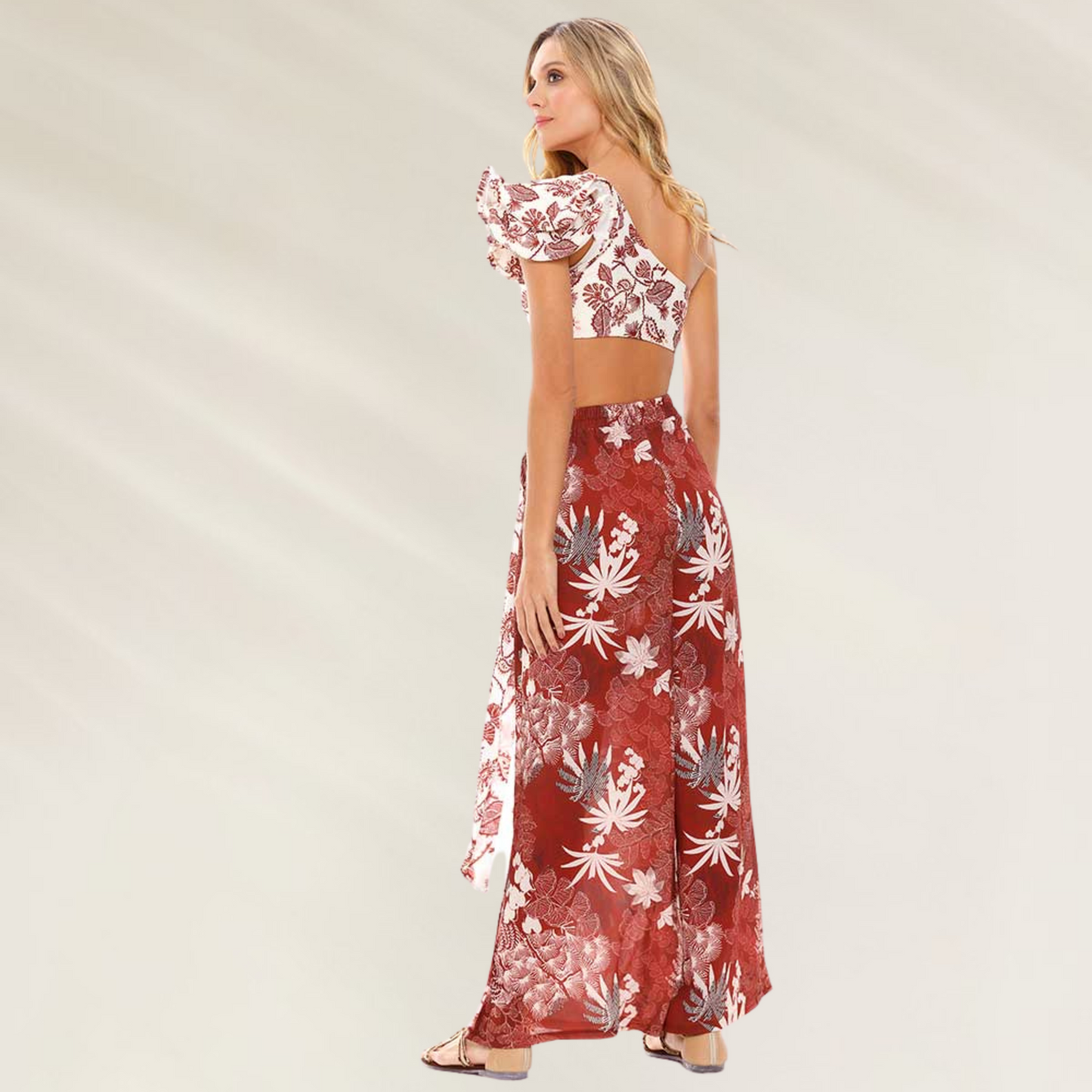 Mulher usando calças estampadas com abertura lateral Cosita Linda em estampa floral vermelha e branca