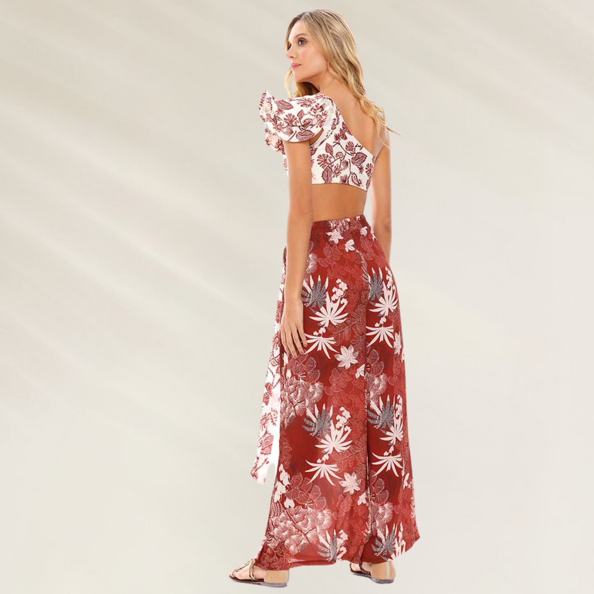 Mulher usando calças estampadas com abertura lateral Cosita Linda em estampa floral vermelha e branca