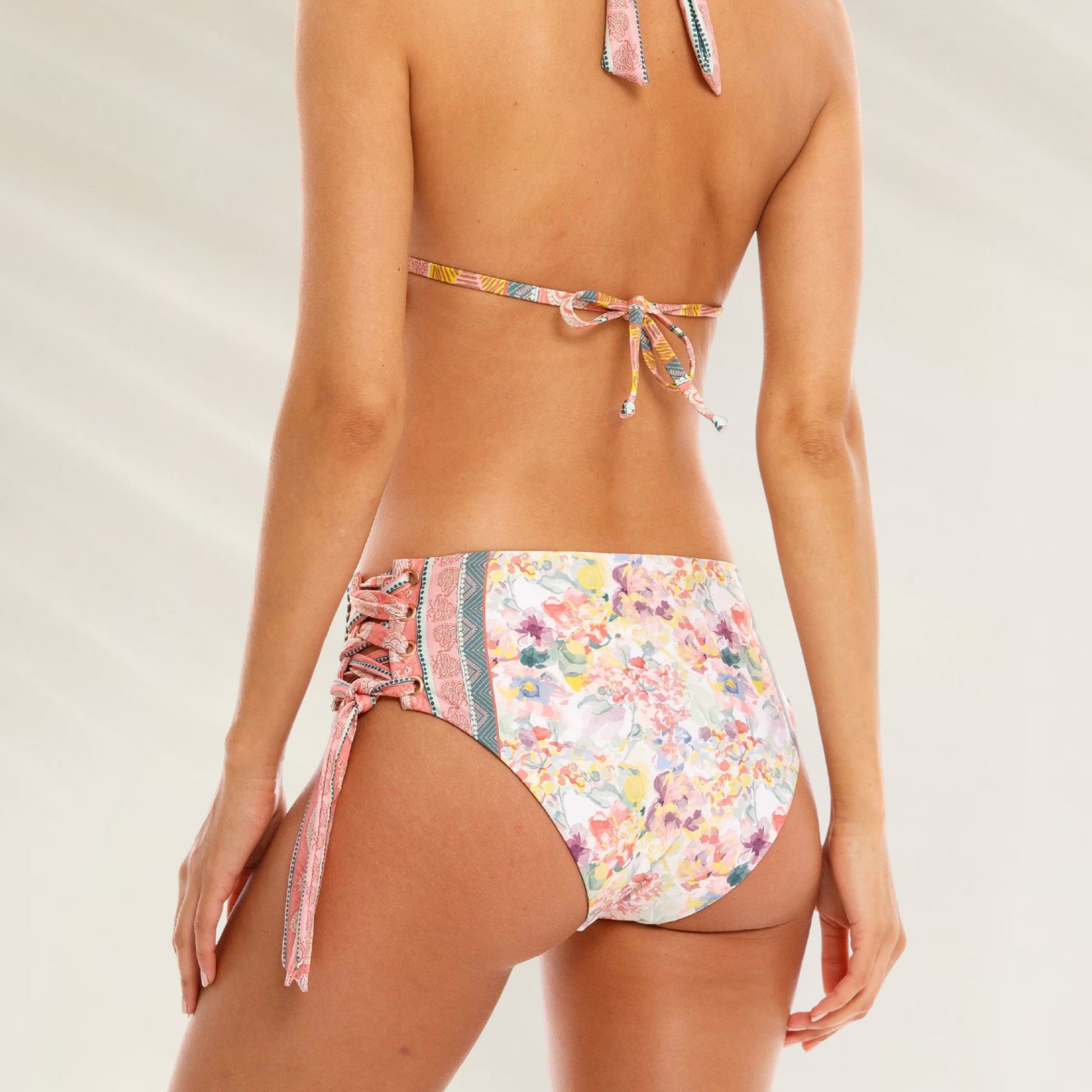 Cueca Alta Bordada com Ajustes Laterais Cosita Linda em tecido floral com detalhes em rosa