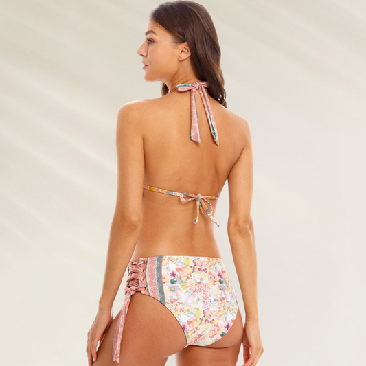 Modelo usando Cueca Alta Bordada com Ajustes Laterais Cosita Linda em estampa floral colorida