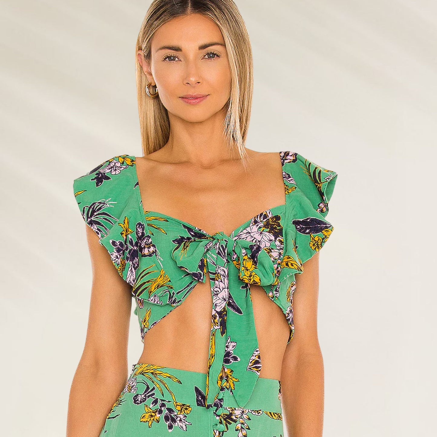 Crop Top Conversível com Folhos em Verde com Estampa Floral, Ideal para Looks de Verão