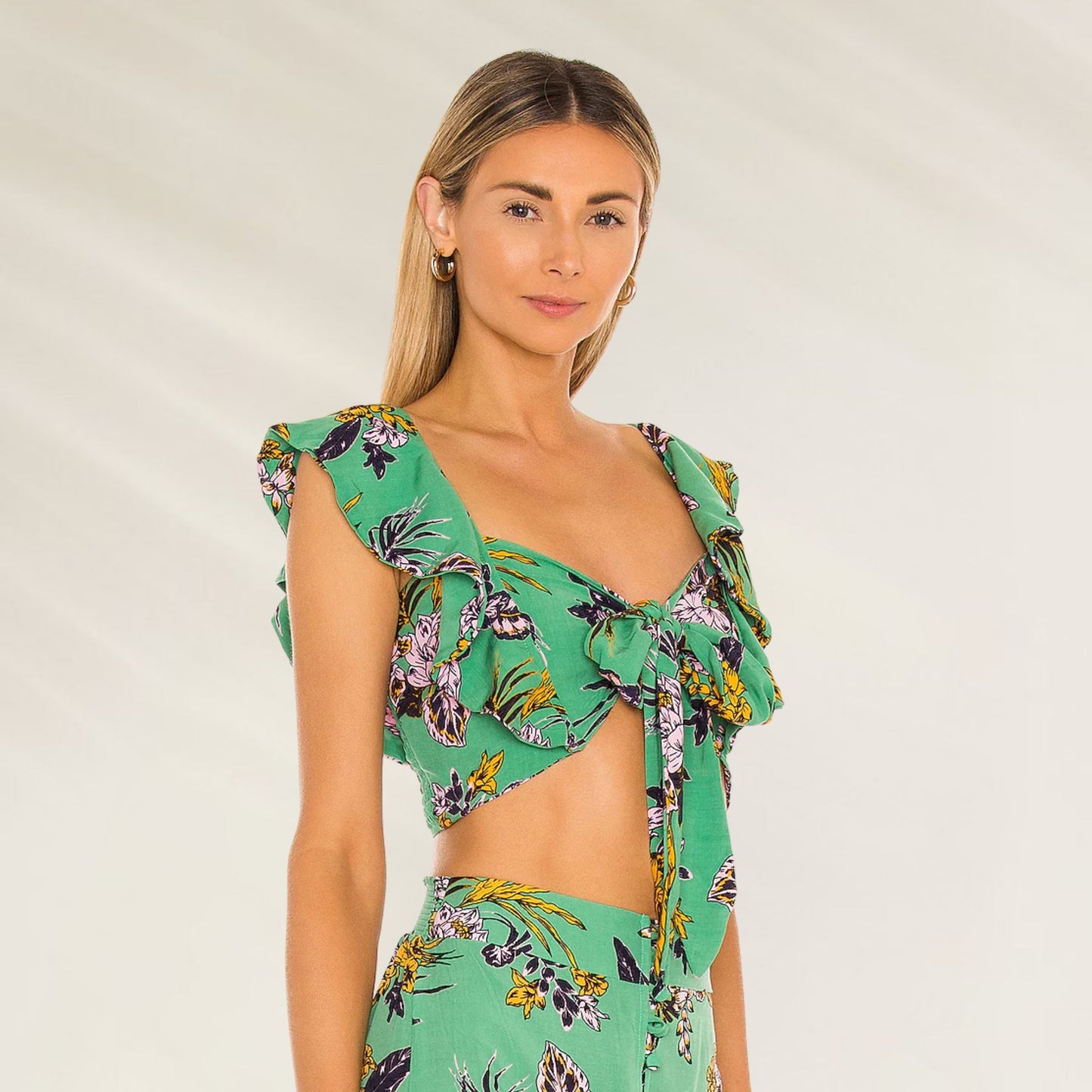 Crop Top Conversível com Folhos em verde com estampa floral, ideal para looks de verão