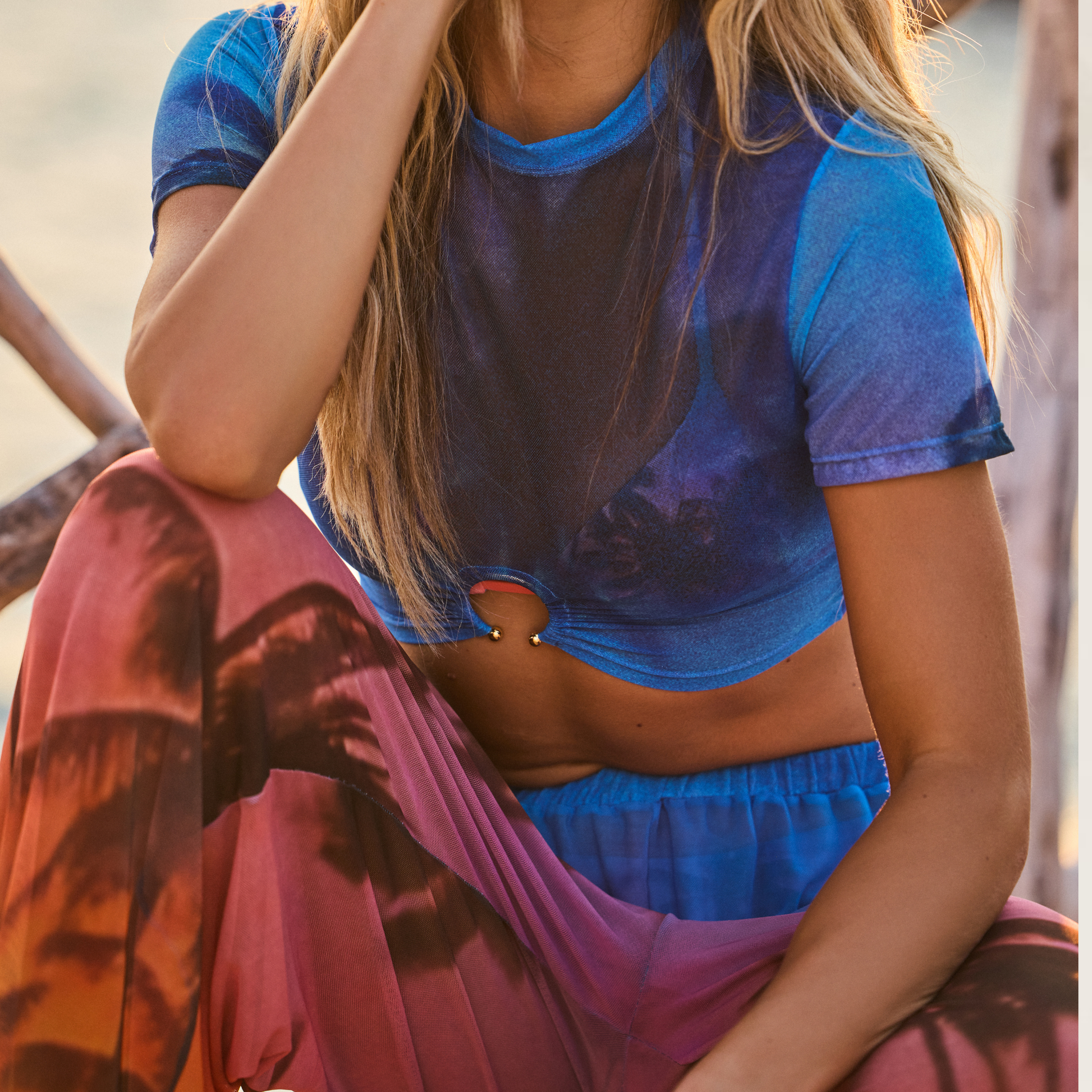 Crop Top Peach Drift da Maaji em azul com detalhes modernos e estilo casual