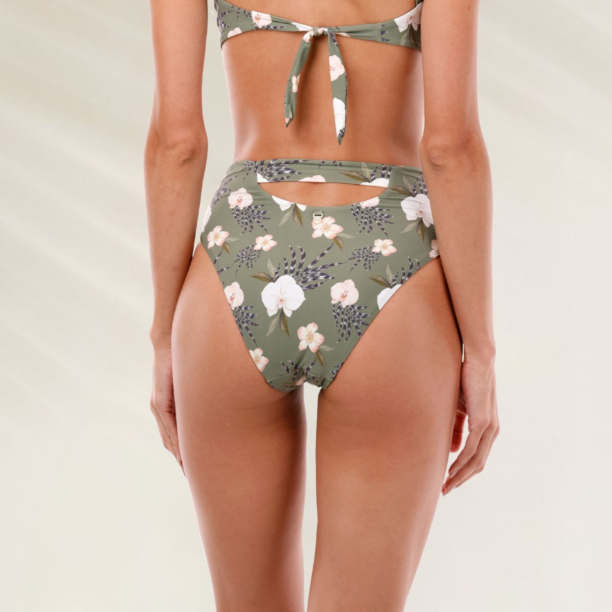 Cueca Biquíni Floral Verde Malai com estampa de flores e recortes elegantes para um look de praia moderno