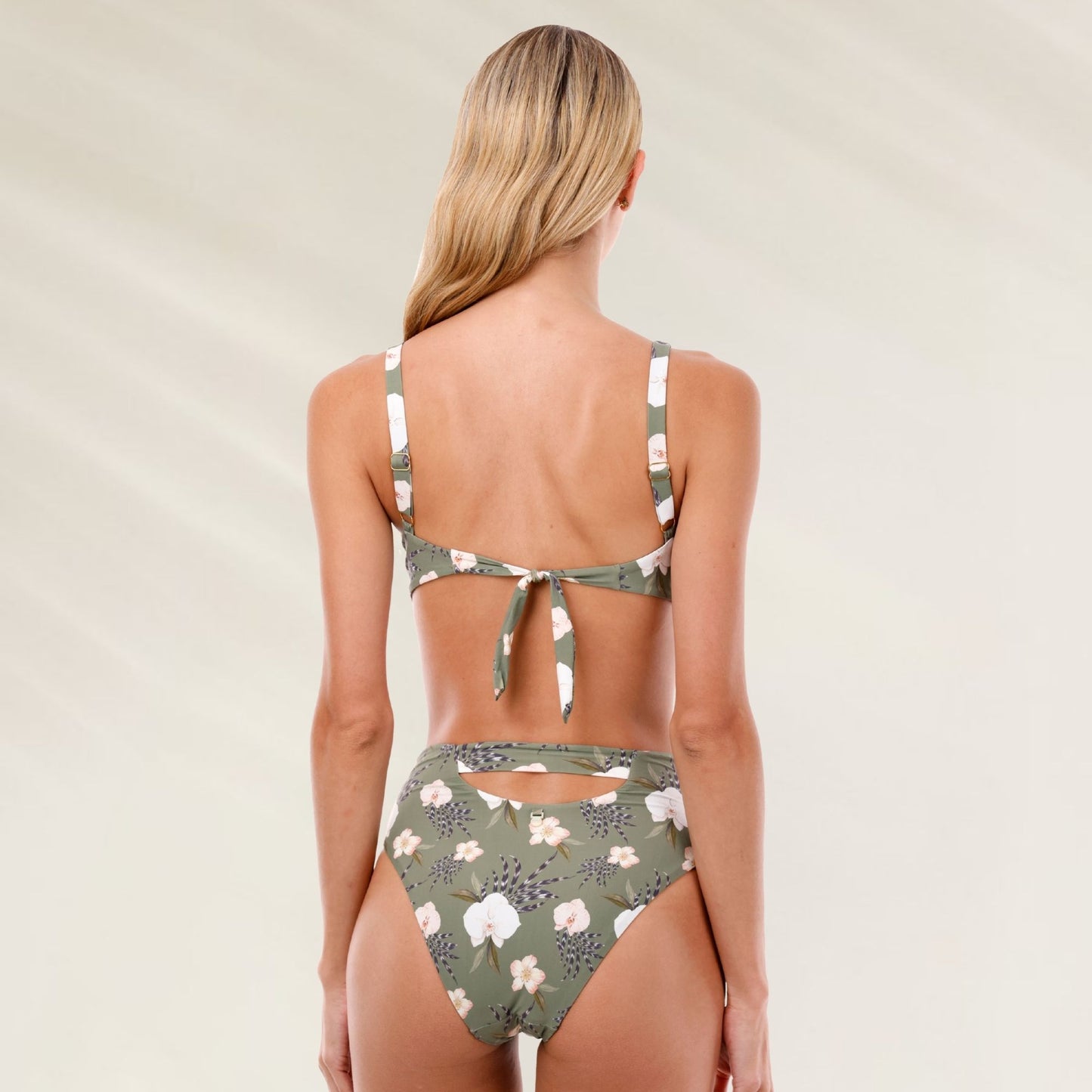 Cueca Biquíni Floral Verde Malai com detalhe de amarração nas costas e estampa tropical.