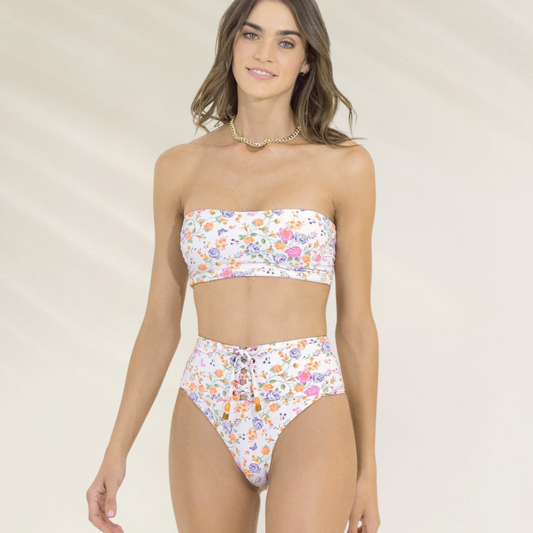 Cueca Cintura Subida de padrão floral Reversível Maaji usada por mulher com top tomara que caia branco