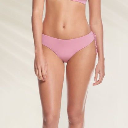 Cueca de Biquíni Média Rosette em rosa com detalhe de amarração para conforto e estilo na praia